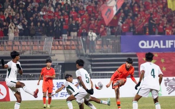 张家鸣门前捅射，造成对手自摆乌龙，中国1-0沙特