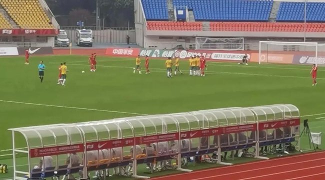 U19的中场组织是个大问题。。