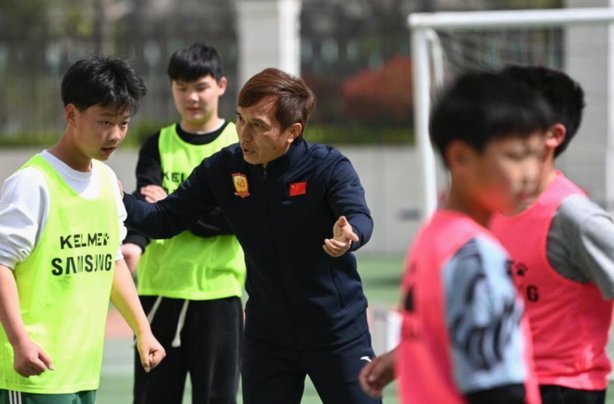 直播吧首座公益足球场落成 贵州乡村小学里又多了一抹绿色