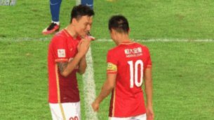 国足疑似效仿恩里克战术 训练开球直接踢出界