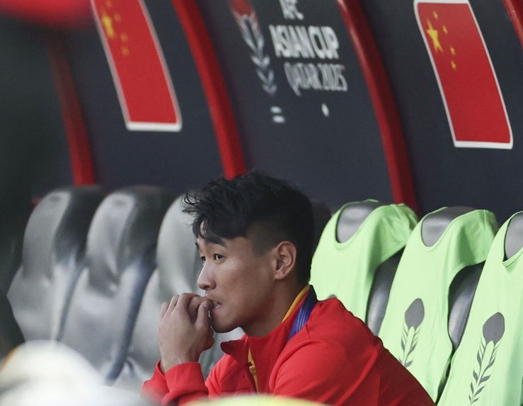 半场：中国0-0塔吉克斯坦，刘洋失单刀，韦世豪染黄