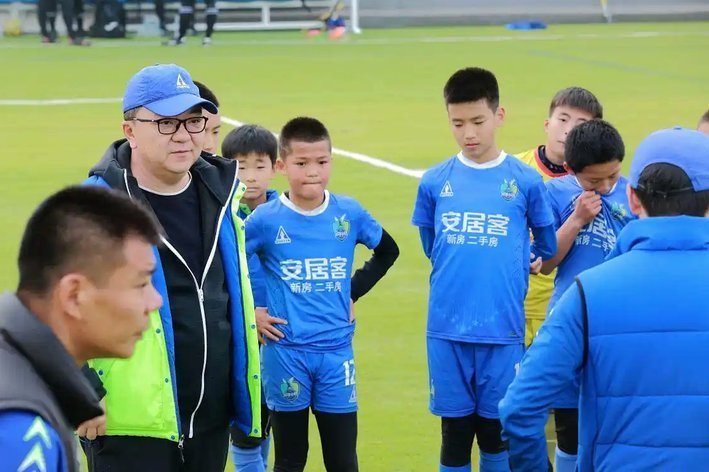 中国足球小将遭不公平针对，董路忍无可忍怒斥黑裁吃到红牌