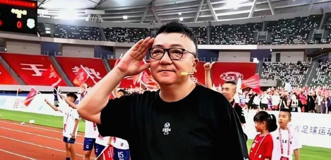 中国足球小将遭不公平针对，董路忍无可忍怒斥黑裁吃到红牌